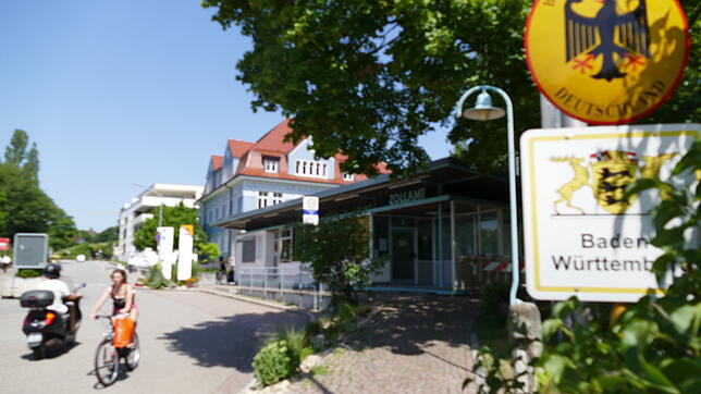 Die Rheinbrückstraße ist tagsüber ganz ruhig, nachts aber sollen dort Reifen quietschen.