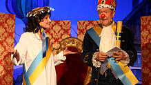 Einer der Höhepunkte des Abends: Das schwedische Königspaar Silvia (Claudia Zähringer) und Carl Gustaf (Norbert Heizmann) macht sich ein ...
