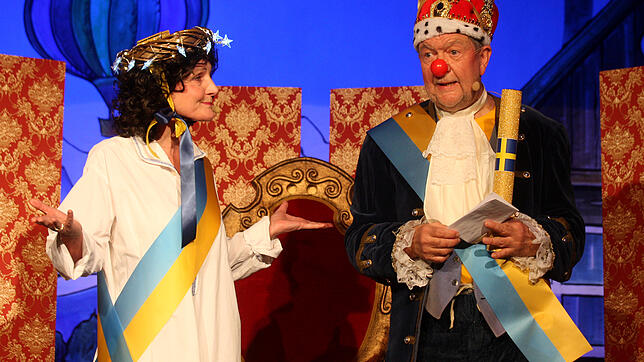 Einer der Höhepunkte des Abends: Das schwedische Königspaar Silvia (Claudia Zähringer) und Carl Gustaf (Norbert Heizmann) macht sich ein ...