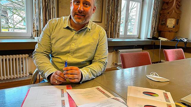 Martin Rauwolf hat Politik und Verwaltungswissenschaften studiert und einen Master in internationaler Politik. Seit 2016 kümmert er sich ...