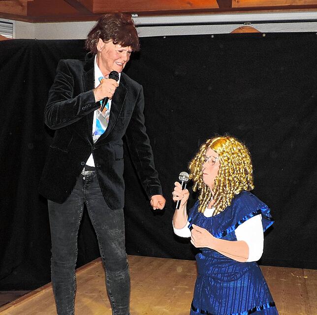 Schlagerschnulze bringt Licht in die Herzen: Karin Laubis und Inge Lienhard.