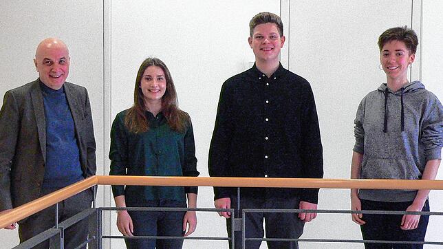Große Freude: Stiftungsvorstand Peter König mit den drei neuen Förderpreisträgern der Volksbank-Hochrhein-Stiftung Sarah Schmidt ...