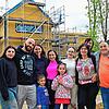 Die Familie Carvelli vor ihrem neuen Haus, hat wieder Grund zum Strahlen. Von links: Melissa, Sabatino, Christina, Enrico, Emilia, ...