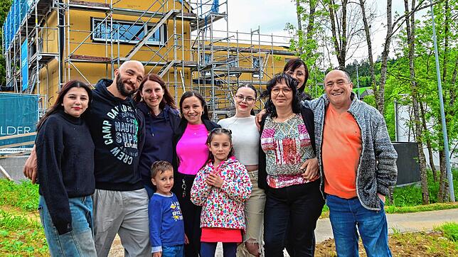 Die Familie Carvelli vor ihrem neuen Haus, hat wieder Grund zum Strahlen. Von links: Melissa, Sabatino, Christina, Enrico, Emilia, ...