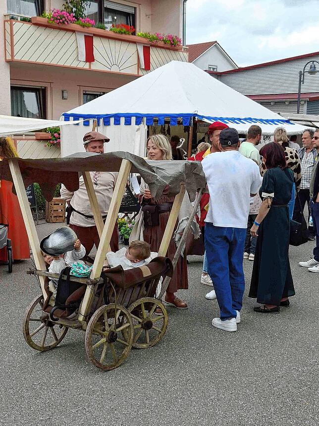 Bild 3: Mittelalter hautnah: Tausende beim 7. Stettener Spectaculum mit Rittern, Gauklern und Magiern