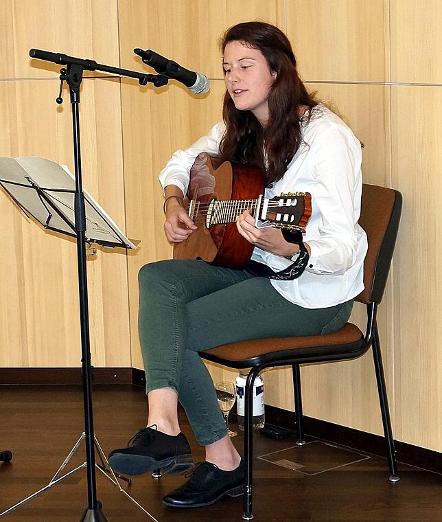 Gefühlvolle Sängerin: Jenny Siebold umrahmt den Festakt musikalisch.