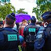 Eine Frau ohne Maske spricht in Paris während einer Anti-Masken-Demonstration mit französischen Bereitschaftspolizisten.