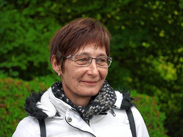 Ina Gandor am Grab ihrer Tochter Patti.