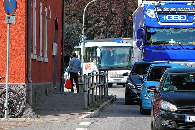 Die B-33-Ortsdurchfahrt Markdorf ist häufig von Staus geplagt. Vor allem der Transit-Lkw-Verkehr quält sich durch Markdorf. Die ...