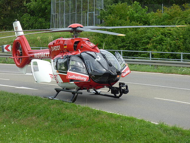 Der Rettungshubschrauber landete auf der Landesstraße, um die Verletzten zu versorgen.