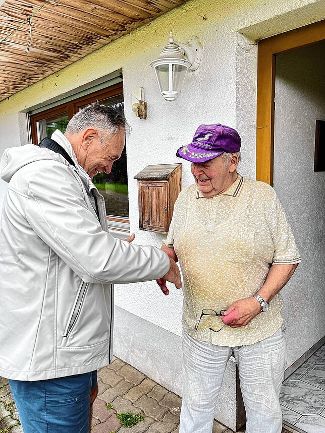 Frank Pszczonka besucht Josef Ewald auf dem Palmhof in Bräunlingen, um nach möglichen Hinweisen zu seinem Vater und seinem Halbbruder zu ...