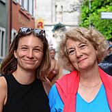 Einen gemeinsamen Tag in Konstanz verbringen Tochter Jacqueline Miler (links) und Mutter, Gabriele Miler (rechts). In unsicheren und ...