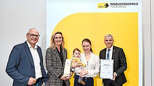 Über den zweiten Platz des Triberger Indoor-Camping-Hostels Daheim freuen sich auf der CMT in Stuttgart (von links) Tribergs ...