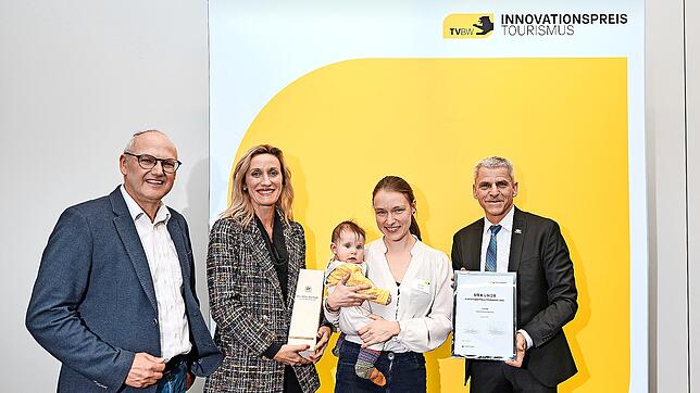 Über den zweiten Platz des Triberger Indoor-Camping-Hostels Daheim freuen sich auf der CMT in Stuttgart (von links) Tribergs ...