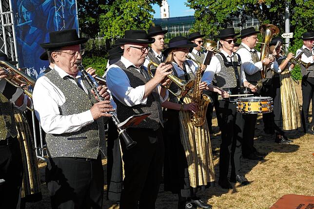 Bild 22: Bilder vom Sternmarsch und Fahneneinmarsch zum 175-jährigen Bestehen der Musikkapelle Ailingen