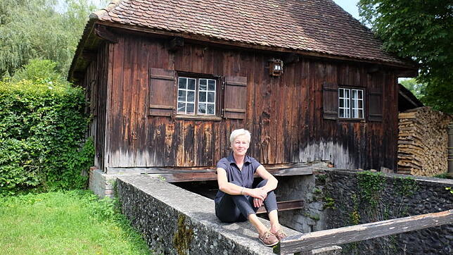 Sabine Wissen vor einem weiteren Kleinod in unmittelbarer Nähe des Salemer Schlossbezirks, der Alten Säge an der Aach.