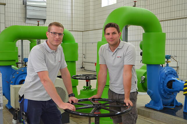 Elektriker Florian Siegmann (links) und Patric Häusler , stellvertretender Werksleiter.