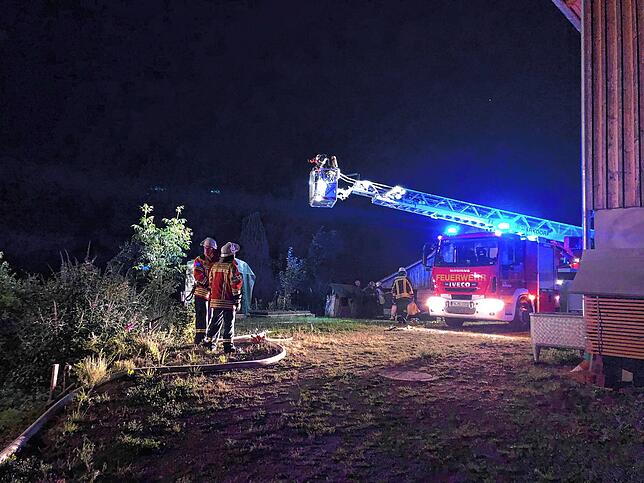 Wegen des gering ausgebauten Hydrantennetzes musste die Feuerwehr Löschwasser aus der Rotach entnehmen. Unterdessen wird die Drehleiter ...