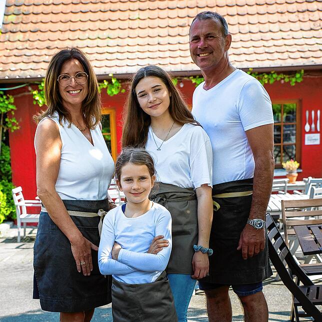 Familie Steffelin: Monika und Christoph mit den Töchtern Svenja und Anna.