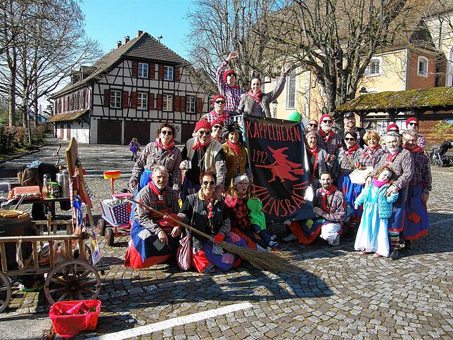Die große Gruppe der Kappel-Hexen feierte auf dem Rathausplatz ihr 30-jähriges Bestehen. Dabei bekundete man auch Solidarität mit der ...