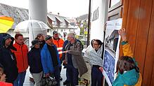 Bei Dorfrundgang konnten die Teilnehmer mit Stadtplaner Thomas Hirthe (Bildmitte, rechts von ihm Bürgermeisterin Jaqueline Alberti) an ...