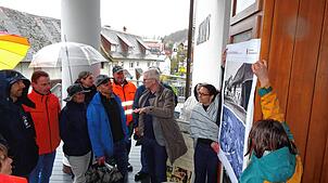 Bei Dorfrundgang konnten die Teilnehmer mit Stadtplaner Thomas Hirthe (Bildmitte, rechts von ihm Bürgermeisterin Jaqueline Alberti) an ...