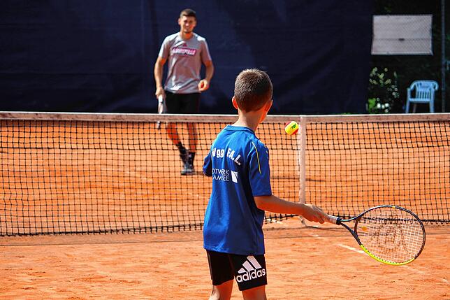 Tennisspieler André Steinbach spielte mit den Teilnehmern des Kids Day ein paar Bälle.