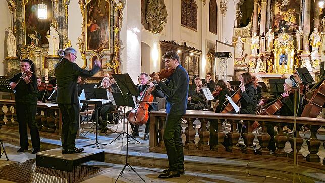 Eine Szene vom Konzert in der Franziskanerkkirche. Besonders hervorzuheben sind die Solisten Anna Miskutenok (links) und Anvar Turdyev ...