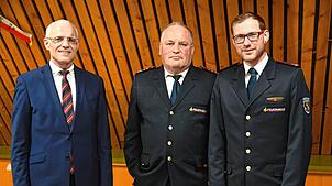 Die Feuerwehrabteilung Buchenberg hat in einer außerordentlichen Versammlung Erich Dieterle (Mitte) als Abteilungskommandant gewählt, ...