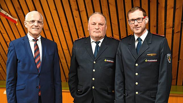 Die Feuerwehrabteilung Buchenberg hat in einer außerordentlichen Versammlung Erich Dieterle (Mitte) als Abteilungskommandant gewählt, ...