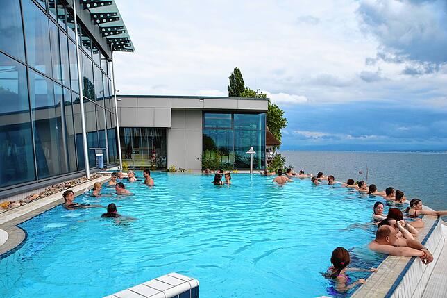 Insgesamt 380 Gewinner einer Verlosungsaktion unter anderem von SÜDKURIER und Seewoche konnten vor der regulären Eröffnung die Therme ...