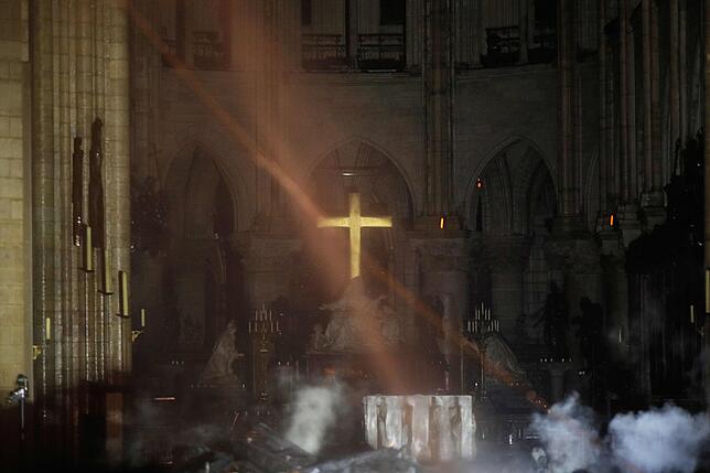 Blick in das Innere der Kathedrale: Rauch steigt um den Altar herum auf