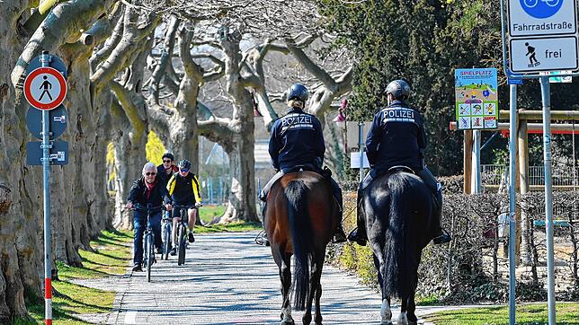 Im April und Mai waren berittene Polizisten häufig am Seeufer unterwegs um die Einhaltung der Corona-Regeln zu kontrollieren.