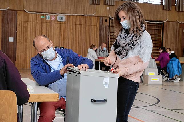 Viele Briefwähler machen viel Arbeit: In der Eichendorffhalle Gottmadingen wird am Sonntagmittag geprüft, ob die Unterlagen ...