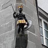 Wird sie vielleicht auch bald entwendet? Die Statue an der Gebäude-Ecke der Konstanzer Mohren-Apotheke.