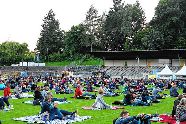 Die Picknick-Decken sorgen dafür, dass der Mindestabstand zwischen den Gästegruppen jederzeit gewahrt bleibt.
