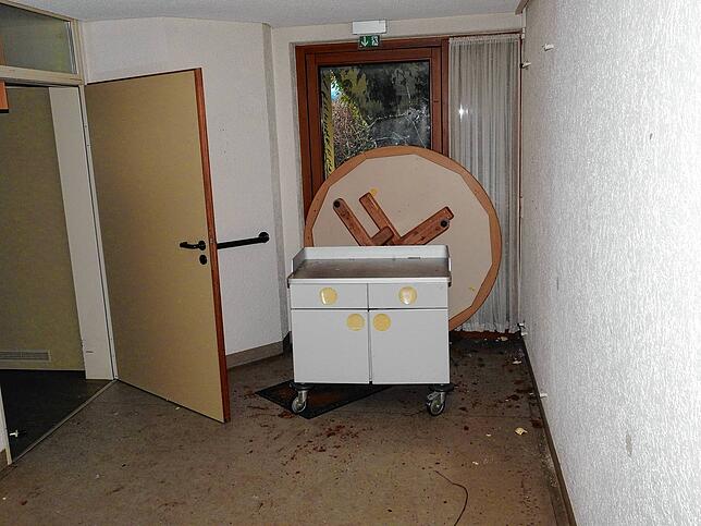 Notdürftiger Schutz: An vielen Stellen im Gebäude sind Scheiben zertrümmert und Unbekannte haben sich Zugang verschafft.