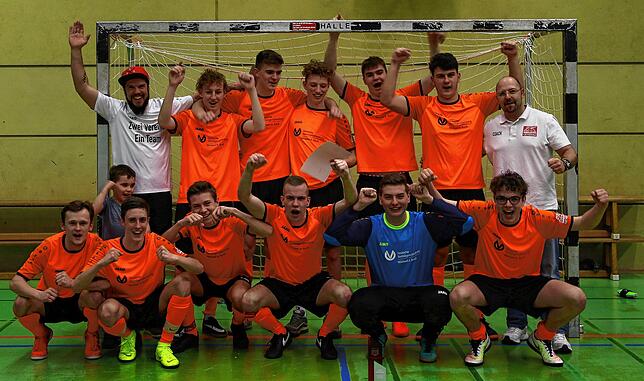 Als Jugendspieler erfolgreich: Unter seinem damaligen Trainer Trainer Marc Kaltenbacher (links) wurde Noel Zipfel (Hinten, Mitte) im ...