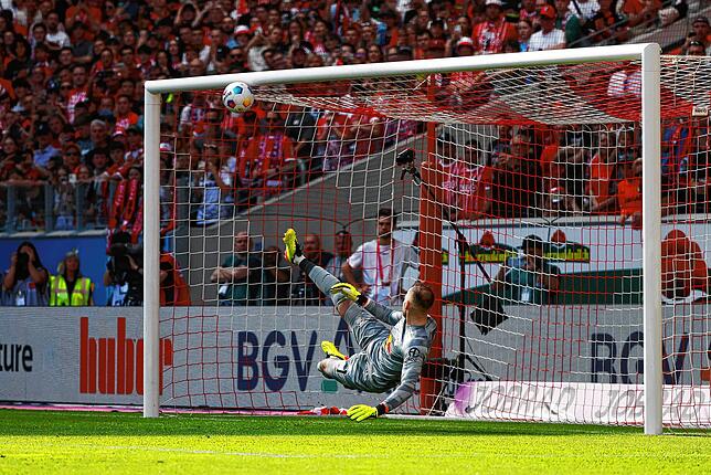 Leipzigs Peter Gulacsi blickt zum Ball, der nach einem Handelfmeter von der Latte abprallt.