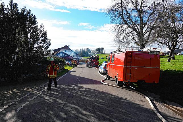Beherztes Eingreifen: Die Feuerwehren aus Laufenburg und Görwihl konnten ein Übergreifen der Flammen auf Wohngebäude verhindern.
