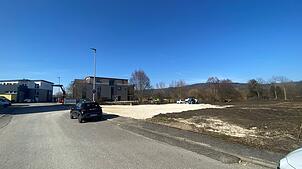 Mitten im Industriegebiet in der Straße Im Ried 20 steht aktuell noch kein Gebäude. Künftig könnte an dieser Stelle aber ein Hotel ...