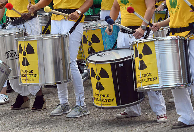 Lautstarker Protest gegen belgische Atommeiler vor dem Start der Menschenkette.