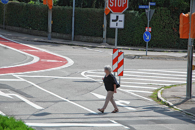 Ein Fußgängerin quert den Kreuzungsbereich wo früher einmal Ampeln standen.