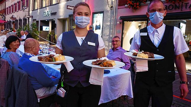 Stilvoll servieren: Svenja Schultes und Sebastian Braack vom Waldshuter Hof reichen ihren Gästen das Hauptgericht eines französischen ...