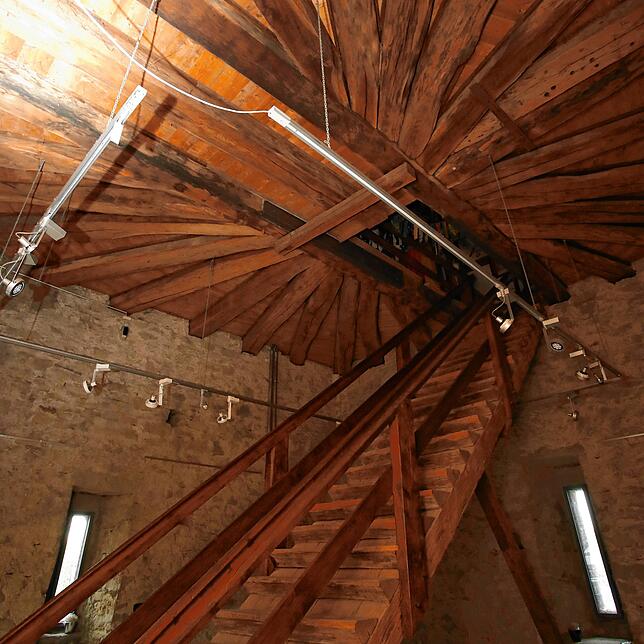 Faszinierend ist der Blick zur Holzdecke: Handwerkskunst in Perfektion.