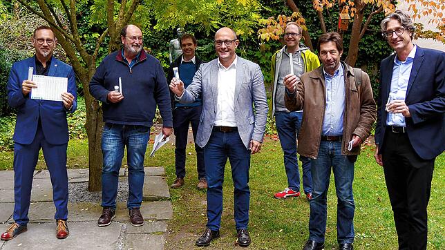 Sie erläuterten die Pool-Testung (von links): Bürgermeister Andreas Osner, Hannes Winterer vom Gesundheitsamt, Johannes Zander vom Labor ...