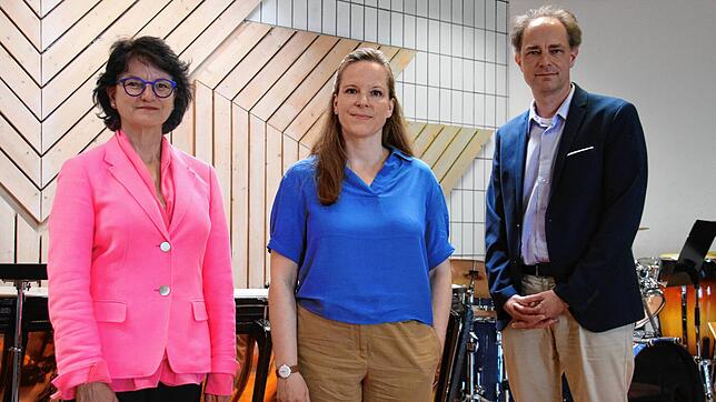 Bürgermeisterin Monika Laule und Fachbereichsleiter Erik Hörenberg mit der neuen Leiterin der Musikschule, Christina Burchardt (Mitte).