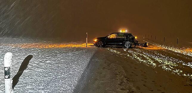 Das Unfallfahrzeug steht quer auf der Straße.