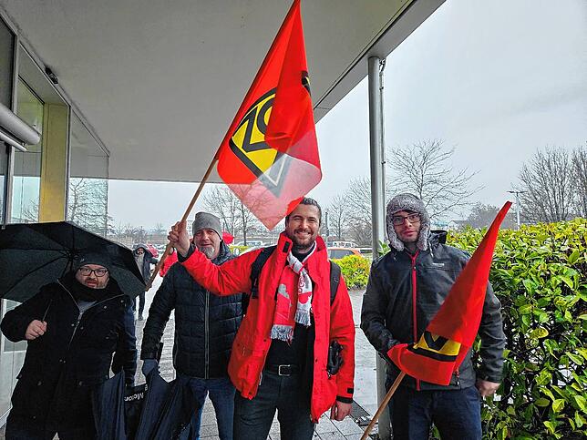 Die Beschäftigten von ZF gehen auf die Straße, um ihre Solidarität mit den Mitarbeitern zu zeigen, die ihren Arbeitsplatz verlieren ...