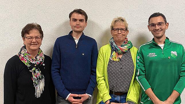 Sie freuen sich über Ehrennadeln des VfR Sauldorf für treue Mitgliedschaft: Brigitte Abreder (von links) über die Vereinsnadel in Silber ...